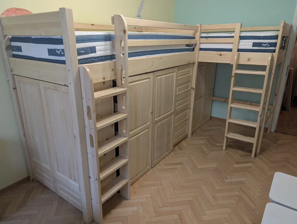 Високи ъглови легла комплект с шкафове и гардероби